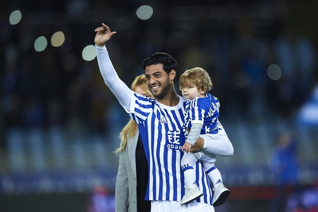 SAN SEBASTIAN, SPAIN - DECEMBER 20:  Carlos Vela of Real Sociedad is honored by the fans on his last match as player of Real Sociedad during the La Liga match between Real Sociedad and Sevilla  at  on December 20, 2017 in San Sebastian, Spain.  (Photo by Juan Manuel Serrano Arce/Getty Images)
