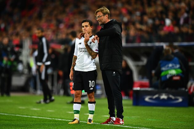 MOSCOW, RUSSIA - SEPTEMBER 26: Jurgen Klopp, Manager of Liverpool speaks to Philippe Coutinho of Liverpool during the UEFA Champions League group E match between Spartak Moskva and Liverpool FC at Otkrytije Arena on September 26, 2017 in Moscow, Russia.  (Photo by Dan Mullan/Getty Images)