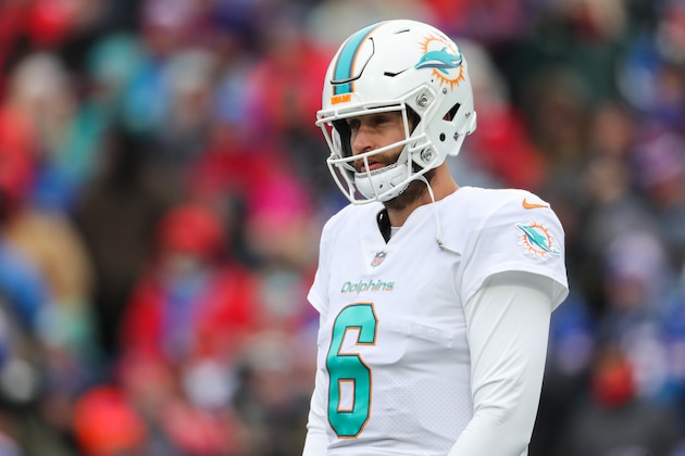 ORCHARD PARK, NY - DECEMBER 17:  Jay Cutler #6 of the Miami Dolphins reacts during the first quarter against the Buffalo Bills on December 17, 2017 at New Era Field in Orchard Park, New York.  (Photo by Tom Szczerbowski/Getty Images)