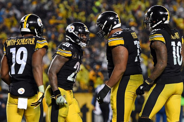 PITTSBURGH, PA - DECEMBER 17: Le'Veon Bell #26 of the Pittsburgh Steelers celebrates with teammates after rushing for a 4 yard touchdown in the third quarter during the game against the New England Patriots at Heinz Field on December 17, 2017 in Pittsburgh, Pennsylvania. (Photo by Joe Sargent/Getty Images)