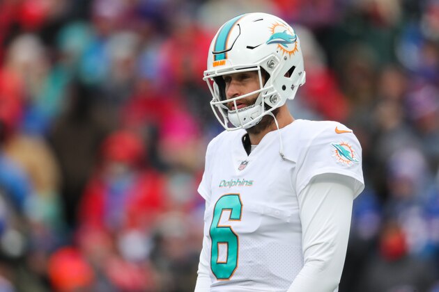 ORCHARD PARK, NY - DECEMBER 17:  Jay Cutler #6 of the Miami Dolphins reacts during the first quarter against the Buffalo Bills on December 17, 2017 at New Era Field in Orchard Park, New York.  (Photo by Tom Szczerbowski/Getty Images)