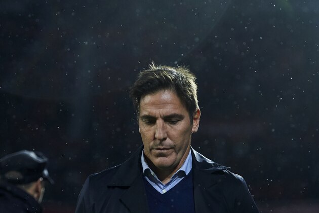 SEVILLE, SPAIN - DECEMBER 15:  Head Coach of Sevilla FC Eduardo Berizzo reacts on prior to the start the La Liga match between Sevilla FC and Levante UD at Estadio Ramon Sanchez Pizjuan on December 15, 2017 in Seville, Spain.  (Photo by Aitor Alcalde Colomer/Getty Images)