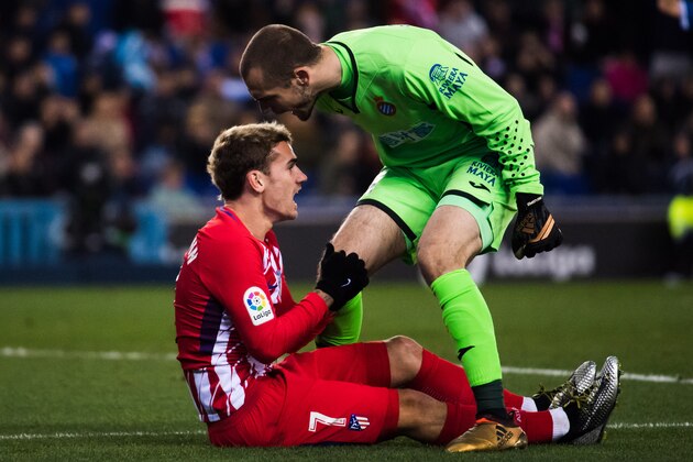 BARCELONA, SPAIN - DECEMBER 22:  Goalkeeper Pau Lopez of RCD Espanyol shouts to Antoine Griezmann of Atletico de Madrid during the La Liga match between Espanyol and Atletico Madrid at RCDE Stadium on December 22, 2017 in Barcelona, Spain.  (Photo by Alex Caparros/Getty Images)