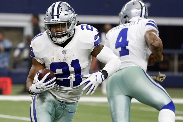 ARCHIVO - En esta foto del 5 de noviembre de 2017, el corredor Ezekiel Elliott, de los Cowboys de Dallas acarrea el balón que le entregó el quarterback Dak Prescott, durante un partido ante los Chiefs de Kansas City (AP Foto/Michael Ainsworth, archivo)