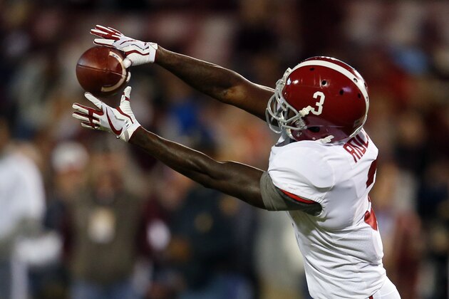 STARKVILLE, MS - NOVEMBER 11:  Calvin Ridley #3 of the Alabama Crimson Tide catches a pass as he warms up before the first half of an NCAA football game against the Mississippi State Bulldogs at Davis Wade Stadium on November 11, 2017 in Starkville, Mississippi. (Photo by Butch Dill/Getty Images)
