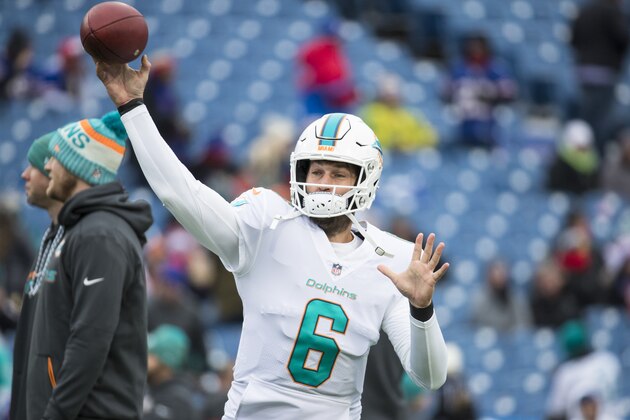 ORCHARD PARK, NY - DECEMBER 17:  Jay Cutler #6 of the Miami Dolphins warms up before the game against the Buffalo Bills at New Era Field on December 17, 2017 in Orchard Park, New York. Buffalo defeats Miami 24-16.  (Photo by Brett Carlsen/Getty Images)