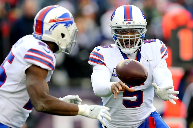 FOXBORO, MA - DECEMBER 24: Tyrod Taylor #5 of the Buffalo Bills hands the ball off to LeSean McCoy #25 during the first half at Gillette Stadium on December 24, 2017 in Foxboro, Massachusetts. (Photo by Maddie Meyer/Getty Images)