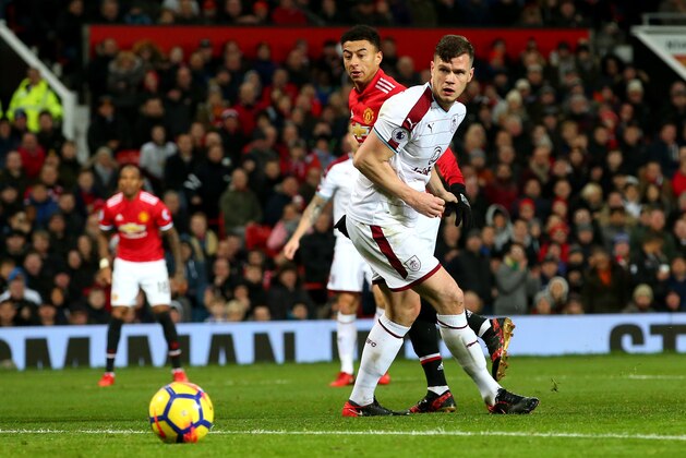 MANCHESTER, ENGLAND - DECEMBER 26:  Jesse Lingard of Manchester United scores the first  Manchester United goal past Kevin Long of Burnley during the Premier League match between Manchester United and Burnley at Old Trafford on December 26, 2017 in Manchester, England.  (Photo by Alex Livesey/Getty Images)