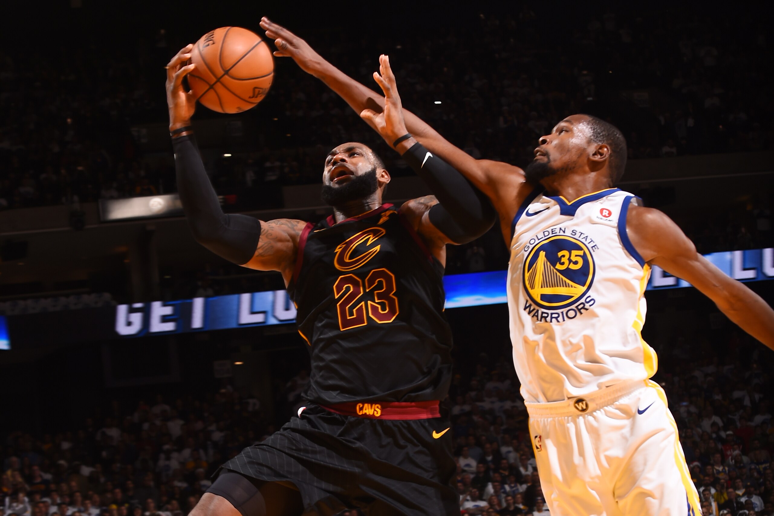 OAKLAND, CA - DECEMBER 25:   LeBron James #23 of the Cleveland Cavaliers drives to the basket against Kevin Durant #35 of the Golden State Warriors on December 25, 2017 at ORACLE Arena in Oakland, California. NOTE TO USER: User expressly acknowledges and agrees that, by downloading and or using this photograph, user is consenting to the terms and conditions of Getty Images License Agreement. Mandatory Copyright Notice: Copyright 2017 NBAE (Photo by Noah Graham/NBAE via Getty Images)