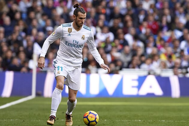 MADRID, SPAIN - DECEMBER 23:  Gareth Bale of Real Madrid runs with the ball during the La Liga match between Real Madrid and Barcelona at Estadio Santiago Bernabeu on December 23, 2017 in Madrid, Spain.  (Photo by fotopress/Getty Images)