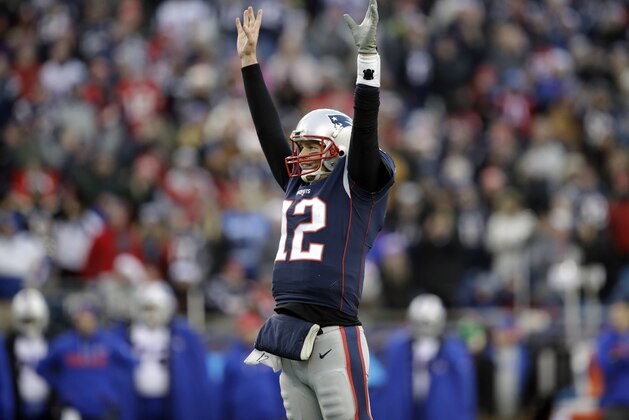 Tom Brady, quarterback de los Patriots de Nueva Inglaterra, festeja un touchdown durante el encuentro del domingo 24 de diciembre de 2017, ante los Bills de Buffalo (AP Foto/Charles Krupa)