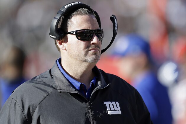 El entrenador Ben McAdoo, de los Giants de Nueva York, sigue las acciones del partido ante los Raiders, en Oakland, California, el domingo 3 de diciembre de 2017. (AP Foto/Ben Margot)