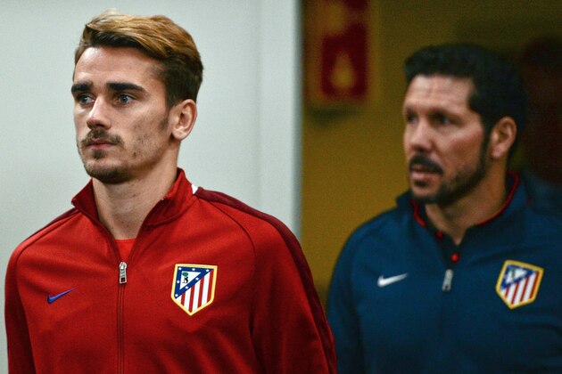 Atletico Madrid's head coach Diego Simeone (R) and Atletico Madrid's French midfielder Antoine Griezmann (L) arrive to give a press conference at Luz stadium in Lisbon, on December 7, 2015 on the eve of the UEFA Champions League Group C football match between SL Benfica vs Atletico de Madrid.    / AFP / PATRICIA DE MELO MOREIRA        (Photo credit should read PATRICIA DE MELO MOREIRA/AFP/Getty Images)