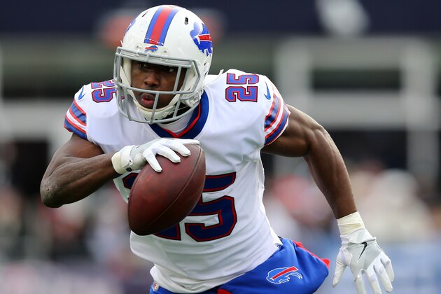 FOXBORO, MA - DECEMBER 24: LeSean McCoy #25 of the Buffalo Bills runs the ball against the New England Patriots during the first half at Gillette Stadium on December 24, 2017 in Foxboro, Massachusetts. (Photo by Maddie Meyer/Getty Images)