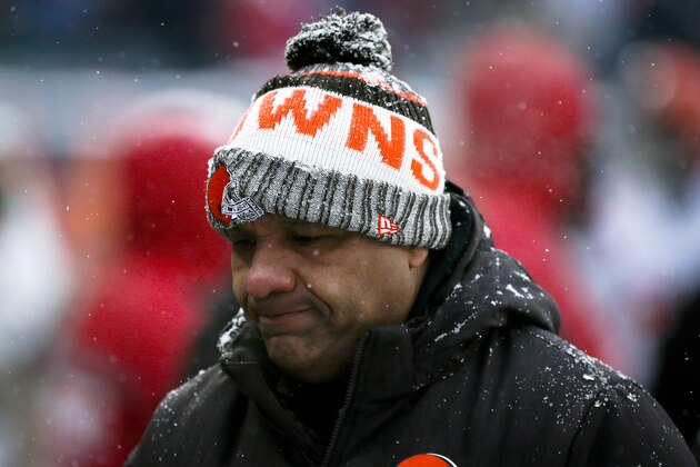 CHICAGO, IL - DECEMBER 24:  Head coach Hue Jackson of the Cleveland Browns walks off the field after the second quarter against the Chicago Bears at Solider Field on December 24, 2017 in Chicago, Illinois. (Photo by Dylan Buell/Getty Images). (Photo by Dylan Buell/Getty Images)