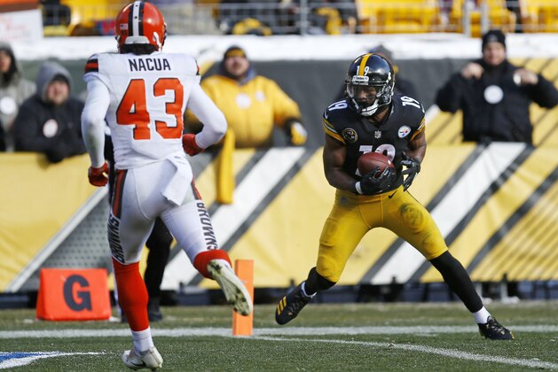 Pittsburgh Steelers wide receiver JuJu Smith-Schuster (19) scores on a 20-yard pass from quarterback Landry Jones with Cleveland Browns defensive back Kai Nacua (43) defending during the first half of an NFL football game in Pittsburgh, Sunday, Dec. 31, 2017. (AP Photo/Keith Srakocic)