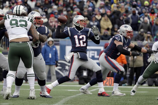 Tom Brady, quarterback de los Patriots de Nueva Inglaterra, lanza un pase en el encuentro ante los Jets de Nueva York, el domingo 31 de diciembre de 2017 (AP Foto/Steven Senne)