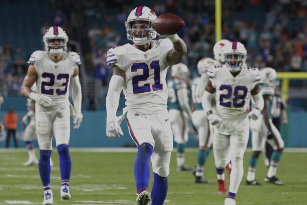 Jordan Poyer, safety de los Bills de Buffalo, festeja luego de interceptar un pase en el partido ante los Dolphins de Miami, el domingo 31 de diciembre de 2017 (AP Foto/Lynne Sladky)