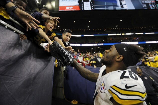 HOUSTON, TX - DECEMBER 25:  Le'Veon Bell #26 of the Pittsburgh Steelers gives his shoes to a fan after the game against the Houston Texans at NRG Stadium on December 25, 2017 in Houston, Texas.  (Photo by Tim Warner/Getty Images)