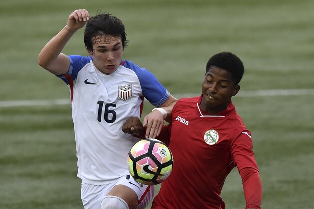 US footballer Taylor Booth (L) vies for the ball with Cuban player Carlos Ibarra during their Under-17 Concacaf qualifying football match at the Maracana stadium on May 5, 2017 in Panama City. / AFP PHOTO / RODRIGO ARANGUA        (Photo credit should read RODRIGO ARANGUA/AFP/Getty Images)