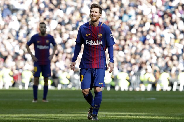 MADRID, SPAIN - DECEMBER 23: Lionel Messi of Barcelona looks on during the La Liga match between Real Madrid and Barcelona at Estadio Santiago Bernabeu on December 23, 2017 in Madrid, Spain.  (Photo by TF-Images/TF-Images via Getty Images)