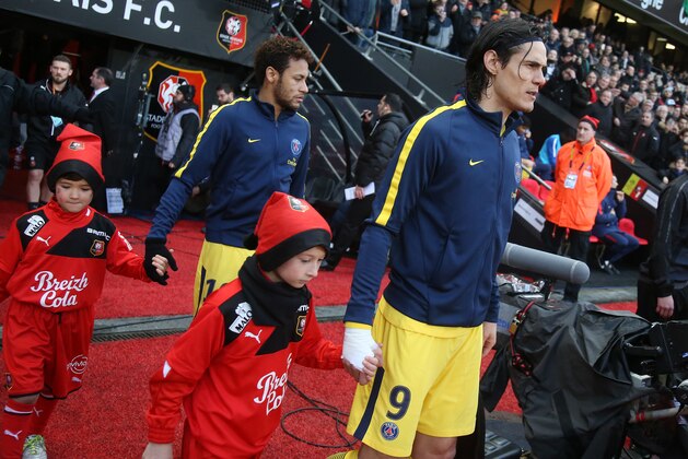 RENNES, FRANCE - DECEMBER 16: Neymar Jr and Edinson Cavani of PSG enter the pitch during the French Ligue 1 match between Stade Rennais and Paris Saint Germain (PSG) at Roazhon Park on December 16, 2017 in Rennes, France. (Photo by Jean Catuffe/Getty Images)