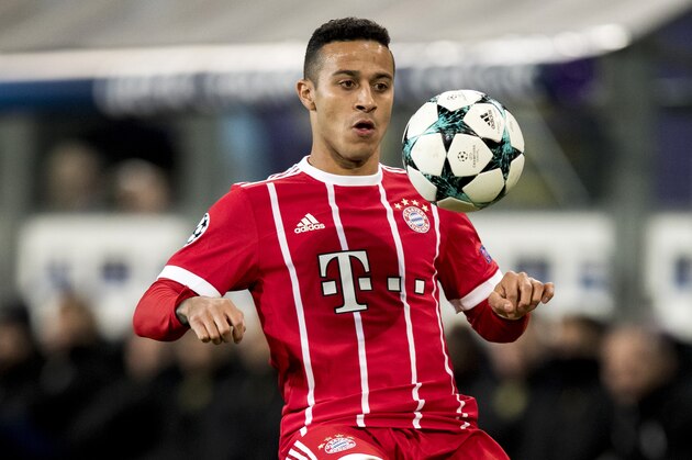 BRUSSELS, BELGIUM - NOVEMBER 22:  Thiago Alcantara of FC Bayern Muenchen controls the ball  during the UEFA Champions League group B match between RSC Anderlecht and Bayern Muenchen at Constant Vanden Stock Stadium on November 22, 2017 in Brussels, Belgium.  (Photo by Boris Streubel/Getty Images)