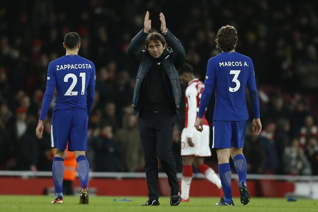 Chelsea's Italian head coach Antonio Conte (C) applauds fans after the English Premier League football match between Arsenal and Chelsea at the Emirates Stadium in London on January 3, 2018.  / AFP PHOTO / Ian KINGTON / RESTRICTED TO EDITORIAL USE. No use with unauthorized audio, video, data, fixture lists, club/league logos or 'live' services. Online in-match use limited to 75 images, no video emulation. No use in betting, games or single club/league/player publications.  /         (Photo credit should read IAN KINGTON/AFP/Getty Images)
