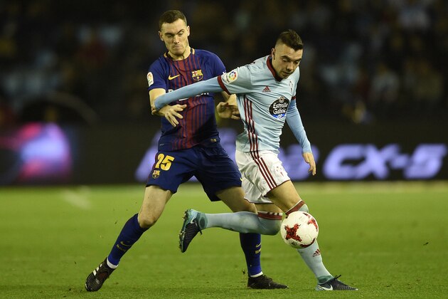 VIGO, SPAIN - JANUARY 04:  Iago Aspas of RC Celta de Vigo competes for the ball with Thomas Vermaelen of FC Barcelona during the Copa del Rey round of 16 first leg match between RC Celta de Vigo and FC Barcelona at Municipal Balaidos on January 4, 2018 in Vigo, Spain. (Photo by Octavio Passos/Getty Images)