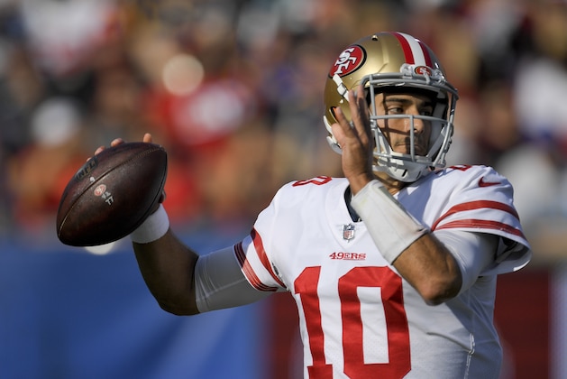 Jimmy Garoppolo, quarterback de los 49ers de San Francisco, lanza un pase en el encuentro ante los Rams de Los Ángeles, el domingo 31 de diciembre de 2017 (AP Foto/Mark J. Terrill)