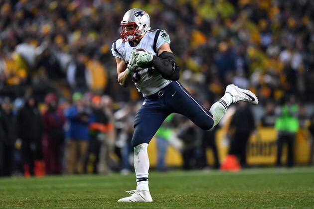 PITTSBURGH, PA - DECEMBER 17:  Rob Gronkowski #87 of the New England Patriots in action during the game against the Pittsburgh Steelers at Heinz Field on December 17, 2017 in Pittsburgh, Pennsylvania. (Photo by Joe Sargent/Getty Images) *** Local Caption ***