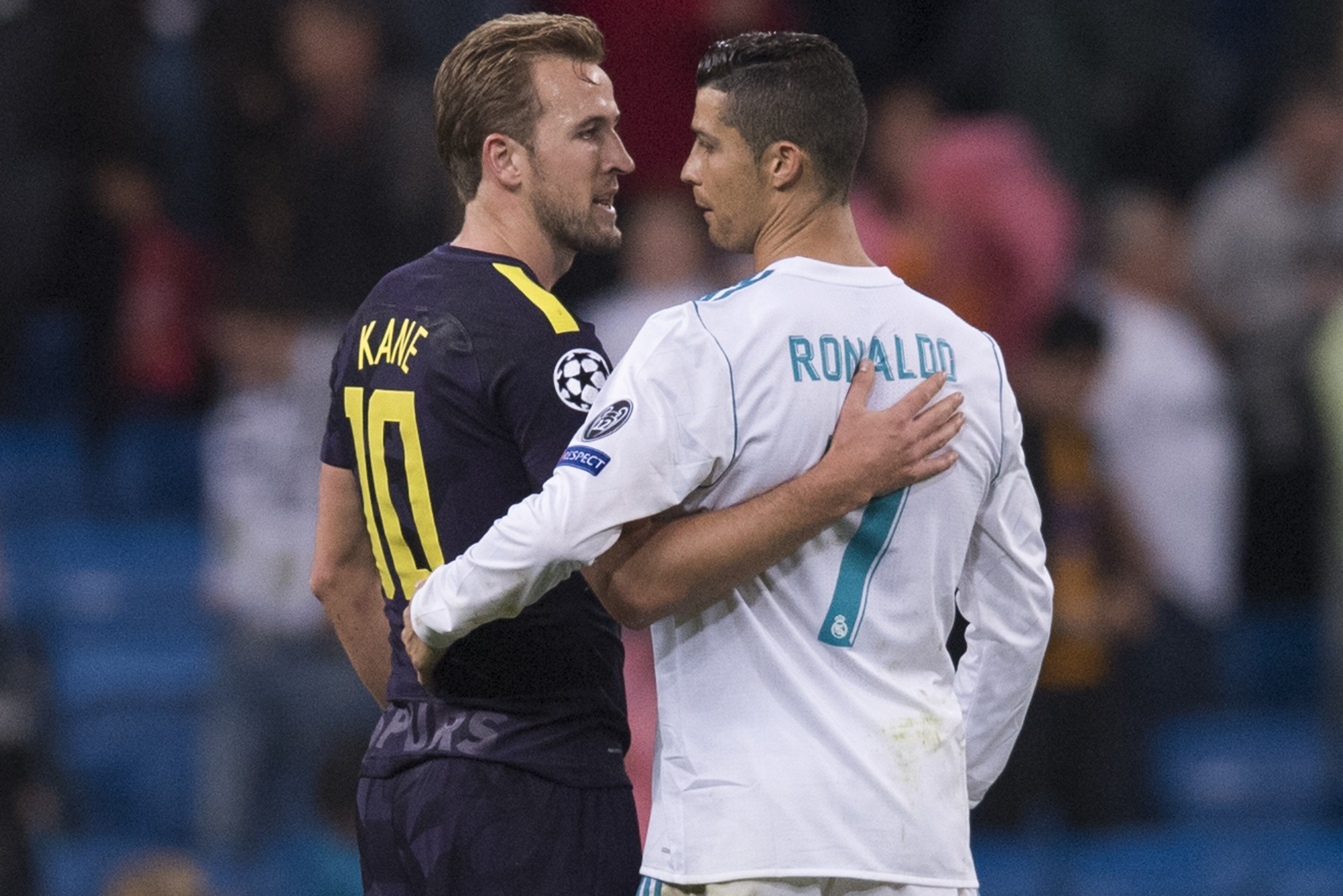 MADRID, SPAIN - OCTOBER 17: Cristiano Ronaldo of Real Madrid (R) talks with Harry Kane of Tottenham Hotspur FC  (L) after the UEFA Champions League 2017-18 match between Real Madrid and Tottenham Hotspur FC at Estadio Santiago Bernabeu on 17 October 2017 in Madrid, Spain. (Photo by Power Sport Images/Getty Images)