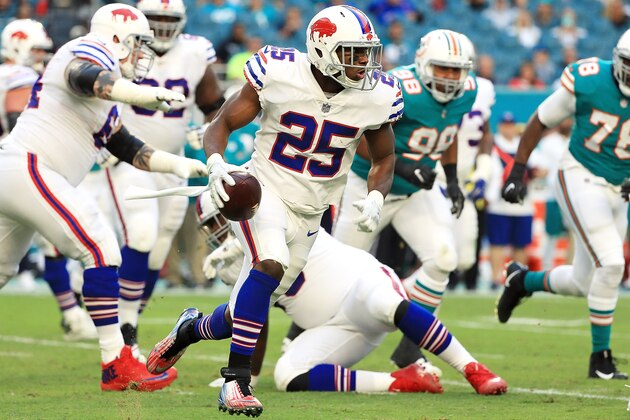 MIAMI GARDENS, FL - DECEMBER 31: LeSean McCoy #25 of the Buffalo Bills rushes during the second quarter against the Miami Dolphins at Hard Rock Stadium on December 31, 2017 in Miami Gardens, Florida. (Photo by Mike Ehrmann/Getty Images)