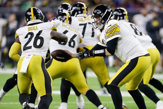 HOUSTON, TX - DECEMBER 25: Ben Roethlisberger #7 of the Pittsburgh Steelers hands off to Lamar Miller #26 against the Houston Texans during game action at NRG Stadium on December 25, 2017 in Houston, Texas. The Pittsburgh Steelers defeated the Houston Texans 34-6. (Photo by Bob Levey/Getty Images)