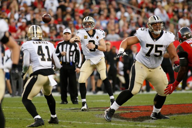 TAMPA, FL - DECEMBER 31:  Quarterback Drew Brees #9 of the New Orleans Saints throws to running back Alvin Kamara #41 during the second quarter of an NFL football game against the Tampa Bay Buccaneers on December 31, 2017 at Raymond James Stadium in Tampa, Florida. (Photo by Brian Blanco/Getty Images)