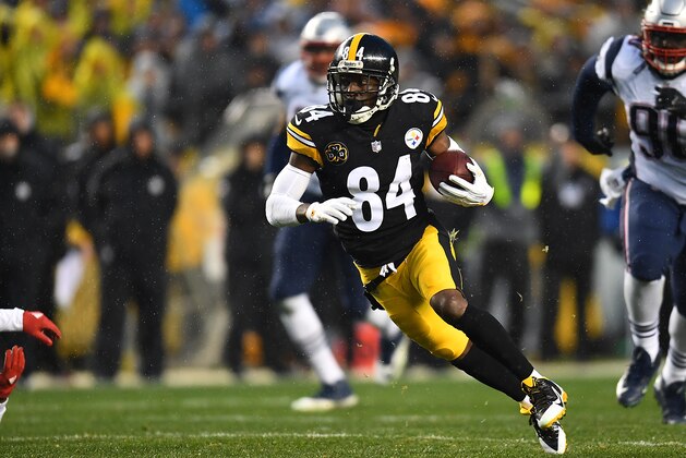 PITTSBURGH, PA - DECEMBER 17:  Antonio Brown #84 of the Pittsburgh Steelers in action during the game against the New England Patriots at Heinz Field on December 17, 2017 in Pittsburgh, Pennsylvania. (Photo by Joe Sargent/Getty Images) *** Local Caption ***