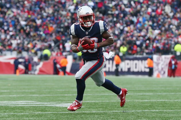FOXBORO, MA - DECEMBER 31:  Dion Lewis #33 of the New England Patriots runs with the ball on his way to scoring a 5-yard receiving touchdown during the second quarter against the New York Jets at Gillette Stadium on December 31, 2017 in Foxboro, Massachusetts.  (Photo by Maddie Meyer/Getty Images)
