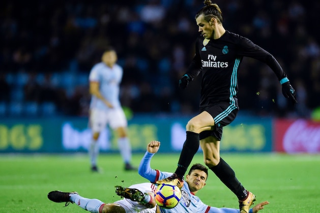 Real Madrid's Welsh forward Gareth Bale (R) challenges Celta Vigo's Argentinian defender Facundo Roncaglia during the Spanish league football match Celta de Vigo vs Real Madrid at the Balaidos stadium in Vigo on January 7, 2018. / AFP PHOTO / MIGUEL RIOPA        (Photo credit should read MIGUEL RIOPA/AFP/Getty Images)