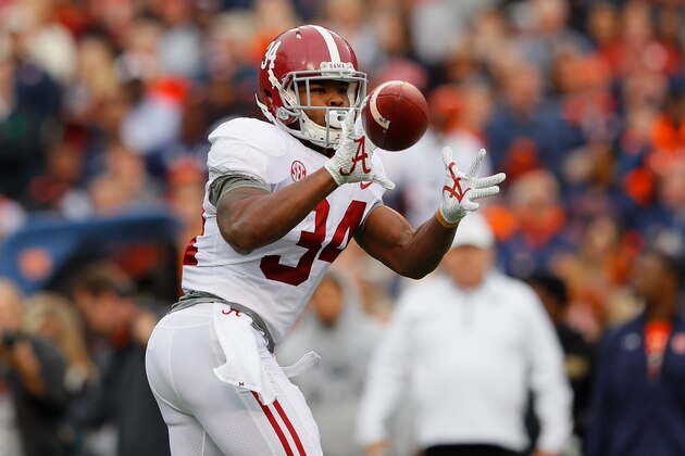 AUBURN, AL - NOVEMBER 25:  Damien Harris #34 of the Alabama Crimson Tide catches a pass during the first quarter against the Auburn Tigers at Jordan Hare Stadium on November 25, 2017 in Auburn, Alabama.  (Photo by Kevin C. Cox/Getty Images)