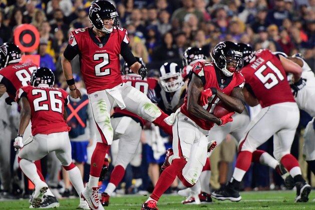 LOS ANGELES, CA - JANUARY 06:  Wide receiver Julio Jones #11 of the Atlanta Falcons takes a reverse hand off from quarterback Matt Ryan #2 during the first quarter of the NFC Wild Card Playoff game against the Los Angeles Rams at Los Angeles Coliseum on January 6, 2018 in Los Angeles, California.  (Photo by Harry How/Getty Images)