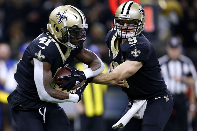 NEW ORLEANS, LA - JANUARY 07: Drew Brees #9 of the New Orleans Saints hands the ball to Alvin Kamara #41 during the first half of the NFC Wild Card playoff game against the Carolina Panthers at the Mercedes-Benz Superdome on January 7, 2018 in New Orleans, Louisiana.  (Photo by Jonathan Bachman/Getty Images)