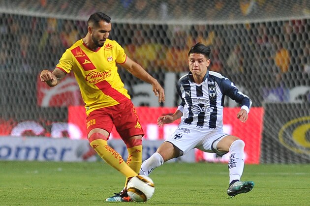 Mario Osuna (L) of Morelia vies for the ball with Jonathan Gonzalez (R) of Monterrey during their Mexican Apertura tournament first leg semifinal football match at the Morelos stadium on November 30, 2017, in Morelia, Mexico. / AFP PHOTO / VICTOR CRUZ (Photo credit should read VICTOR CRUZ/AFP/Getty Images) Mario Osuna (L) of Morelia vies for the ball with Jonathan Gonzalez (R) of Monterrey during their Mexican Apertura tournament first leg semifinal football match at the Morelos stadium on November 30, 2017, in Morelia, Mexico. / AFP PHOTO / VICTOR CRUZ (Photo credit should read VICTOR CRUZ/AFP/Getty Images)