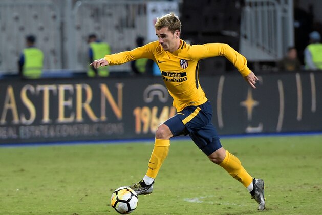 Atletico Madrid's French forward Antoine Griezmann controls the ball during the friendly football match between Egypts Al-Ahly and Spains Atletico Madrid at Borg al-Arab Stadium, near Alexandria, on December 30, 2017. / AFP PHOTO / KHALED DESOUKI        (Photo credit should read KHALED DESOUKI/AFP/Getty Images)