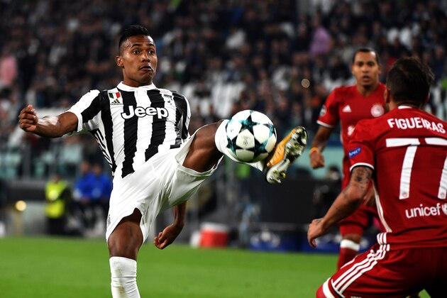 TURIN, ITALY - SEPTEMBER 27: Alex Sandro of Juventus FC competes for the ball withDiogo Figueiras of Olympiakos Piraeus during the UEFA Champions League group D match between Juventus and Olympiakos Piraeus at Juventus Stadium on September 27, 2017 in Turin, Italy. (Photo by Pier Marco Tacca/Getty Images ) TURIN, ITALY - SEPTEMBER 27: Alex Sandro of Juventus FC competes for the ball withDiogo Figueiras of Olympiakos Piraeus during the UEFA Champions League group D match between Juventus and Olympiakos Piraeus at Juventus Stadium on September 27, 2017 in Turin, Italy. (Photo by Pier Marco Tacca/Getty Images )