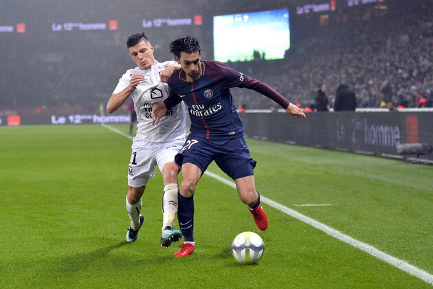PARIS, FRANCE - DECEMBER 20:  Javier Pastore of Paris Saint-Germain and Frederic Guilbert of SM Caen fight for the ball during the Ligue 1 match between Paris Saint Germain and SM Caen at Parc des Princes on December 20, 2017 in Paris, France.  (Photo by Aurelien Meunier/Getty Images)