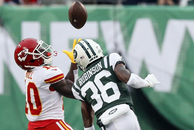 NEW YORK, NY - DECEMBER 3:  Tyreek Hill #10 of the Kansas City Chiefs pulls in a long pass in front of Rashard Robinson #36 of the New York Jets for a touchdown in an NFL football game on December 3, 2017 at MetLife Stadium in East Rutherford, New Jersey. Jets won 38-31. (Photo by Paul Bereswill/Getty Images)