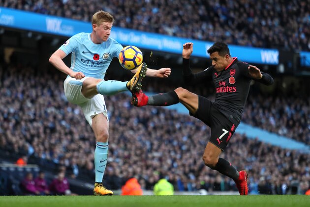 MANCHESTER, ENGLAND - NOVEMBER 05:  Kevin de Bruyne of Manchester City is challenged by Alexis Sanchez of Arsenal during the Premier League match between Manchester City and Arsenal at Etihad Stadium on November 5, 2017 in Manchester, England.  (Photo by Matthew Ashton - AMA/Getty Images)