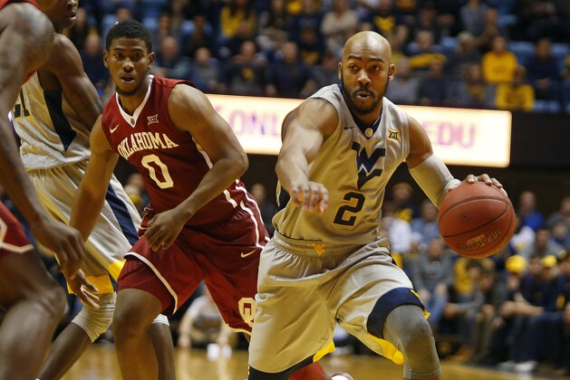 MORGANTOWN, WV - JANUARY 06:  Jevon Carter #2 of the West Virginia Mountaineers brings the ball down court against Christian James #0 of the Oklahoma Sooners at the WVU Coliseum on January 6, 2018 in Morgantown, West Virginia.  (Photo by Justin K. Aller/Getty Images)
