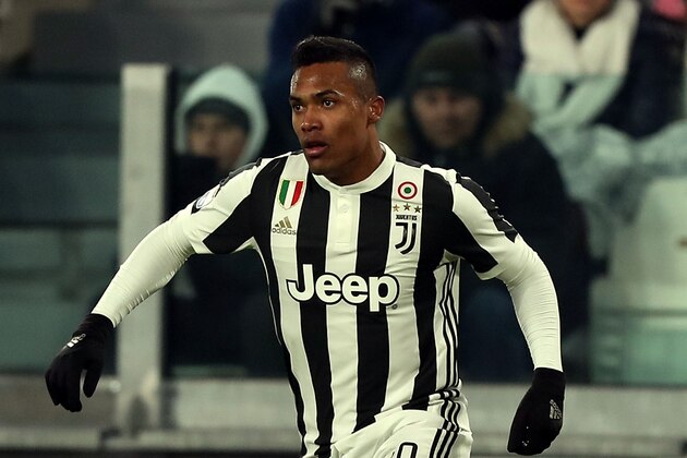 TURIN, ITALY - DECEMBER 23: Alex Sandro of Juventus in action during the serie A match between Juventus and AS Roma on December 23, 2017 in Turin, Italy.  (Photo by Gabriele Maltinti/Getty Images)