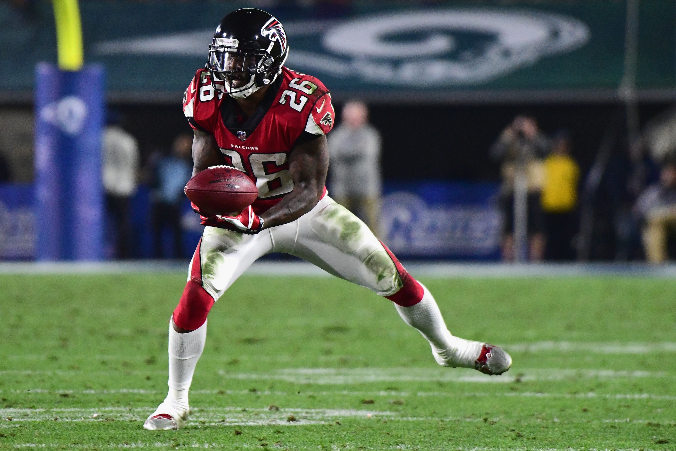 LOS ANGELES, CA - JANUARY 06:  Running back Tevin Coleman #26 of the Atlanta Falcons makes a catch during the fourth quarter of the NFC Wild Card Playoff game against the Los Angeles Rams at Los Angeles Coliseum on January 6, 2018 in Los Angeles, California.  (Photo by Harry How/Getty Images)